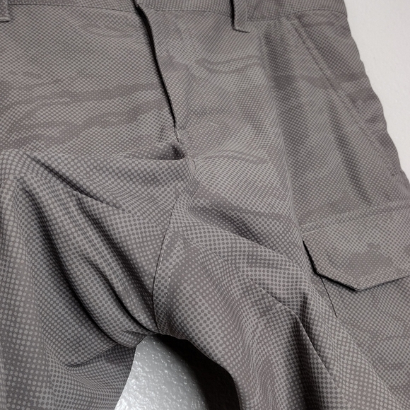 Under Armour Gray Camo Loose Fit Classic Athletic Golf Cargo Shorts Sz 34 - Picture 7 of 15